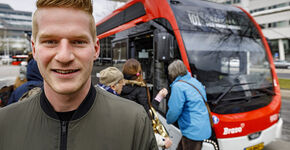 Student Stan van Mutsenburg: "Dat de bus wat donkerder is van binnen, vind ik wel relaxed." 