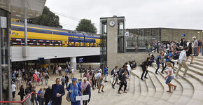 De opening van het nieuwe station Harderwijk werd door honderden mensen bijgewoond.
