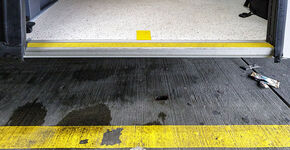 Om contact te kunnen maken met het laadpunt moet het gele streepje in de bus gelijk vallen met de witte streep op de grond.
