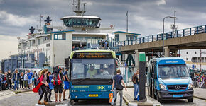 Veerhaven op Texel. Versterkingslijn 28 en een Texelhopperbusje.