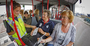 Kaartcontrole in de bus voor de overtocht.