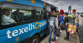 Overstappen op een busje in de veerhaven van Texel.