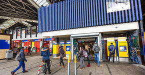 De huidige hoofdingang geeft toegang tot een smalle reizigerstunnel.