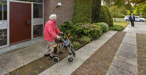 Willem haalt een dame op die op visite is geweest bij een vriendin.
