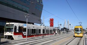 Sneltram en streetcar maken in Portland (Oregon) op enkele trajecten gebruik van dezelfde sporen.