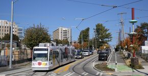 Een streetcar van Tsjechisch fabricaat in Seattle. Er is geen scheiding tussen de verschillende soorten verkeer.