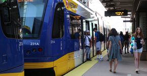 Drukte in en om de tram in de Twin Cities, Minneapolis en St. Paul. 