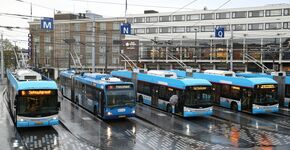 ‘Arnhem Trolleystad’; verzamelde trolleybussen op het Stationsplein 