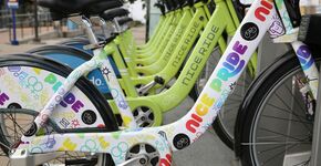 Te zien bij veel tramhaltes: deelfietsen. In Minneapolis heten ze Nice Ride en soms Nice Pride.