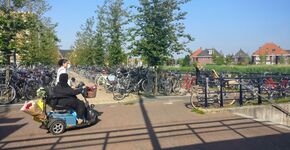 foto 4, fietsen. "We móeten echt naar deelfietsen om de zaak bereikbaar te houden.” Station Leidschenveen. 