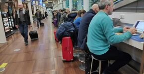 Flexplekken zat voor wachtende reizigers op station St Pancras in Londen.  