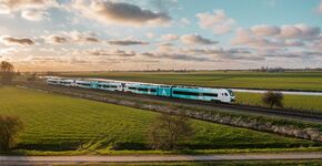 Arriva rijdt met de nieuwe WINK-trein van Stadler in de Noordelijke treinconcessie. 
