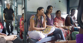Jongeren in de trein van Puducherry naar Bangalore.