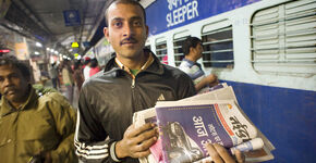 Krantenverkoper op station  Jaipur.