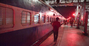 Nachtelijke stop op een station tussen Secunderabad en Hyderabad.