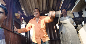 De beveiligde spoorwegovergang in Bhopal is handbediend.