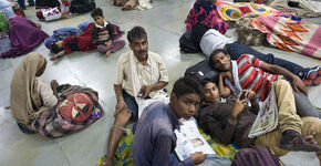 Wachtende reizigers op station Jhansi.