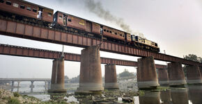 Spoorbrug over de rivier Gomti in Lucknow.