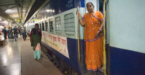 Vertrekkende trein op station Indore.