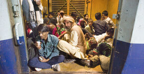 Reizigers derde klas op station Jhansi.