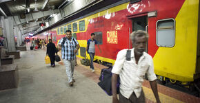 Dubbeldeks trein op station Kachiguda.