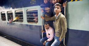 Reizigers zonder reservering in de derde klas op station Lucknow.