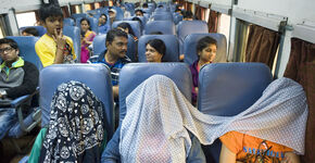 Reizigers eerste klas in de trein van Indore naar Jaipur.