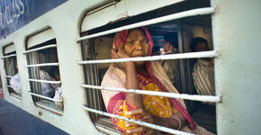 Reizigers in de trein van Bhopal naar Indore.