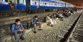 Wachtende reizigers tussen Jaipur en Lucknow.