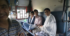 Reizigers in de trein van Bhopal naar Secunderabad.