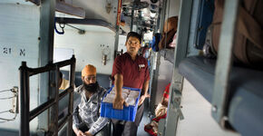 Maaltijdverkoper in de trein van Secunderabad naar Bhopal.