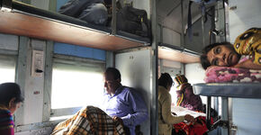 Couchettes in de trein van Lucknow naar Hardoi.