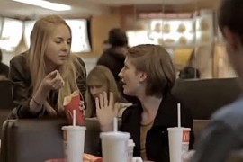 Warschau meet de wachttijd in hamburgers