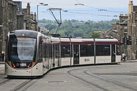 Na jaren strijd ríjdt de tram van Edinburgh