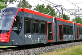 Eerste Avenio-tram rijdt door Den Haag