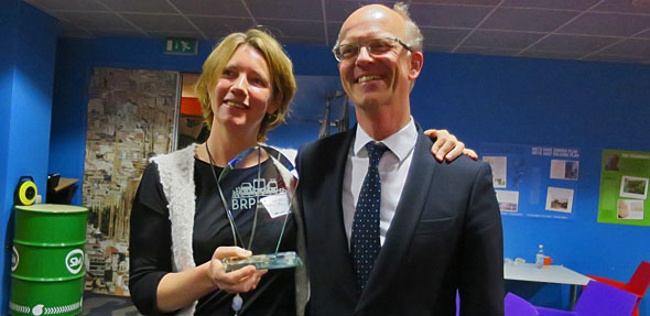 De winnaars van de Blije Reizigers Prijs, Inge Keur (GVB) en Bas Weele (Arriva) van de Smart-OV proef.
