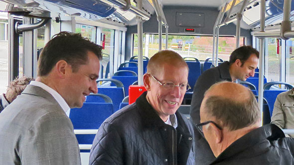 CEO van Ebusco Peter Bijvelds (links) en materieelbeheerder van Qbuzz Han van der Wal (midden).