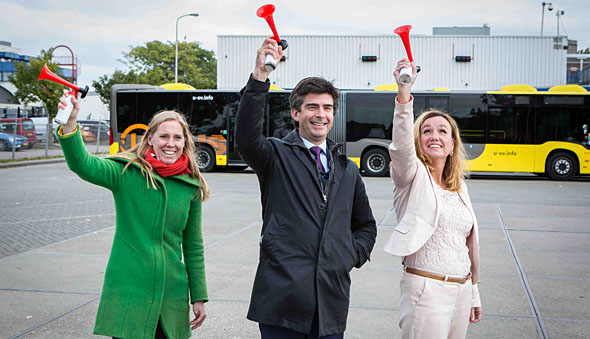 Startsignaal voor het e-busproject. Vanaf links: wethouder van Utrecht Lot van Hooijdonk, concessiedirecteur van Qbuzz Michel van den Munckhof en gedeputeerde van de provincie Utrecht Jacqueline Verbeek-Nijhof.