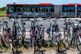 Fiets maakt van bushalte vervoerknoop