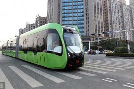 Railloze tram getest in Zhuzhou, China