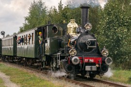 Stoom- en stoptrein op spoor Stadskanaal